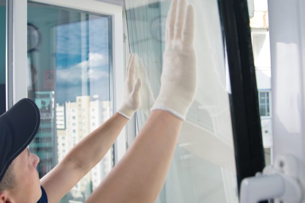 Master,In,Protective,Gloves,,Changing,A,Double-glazed,Window,In,A